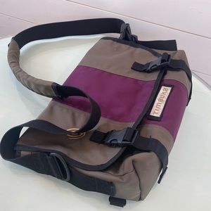 Timbuk2 classic messenger style laptop bag.